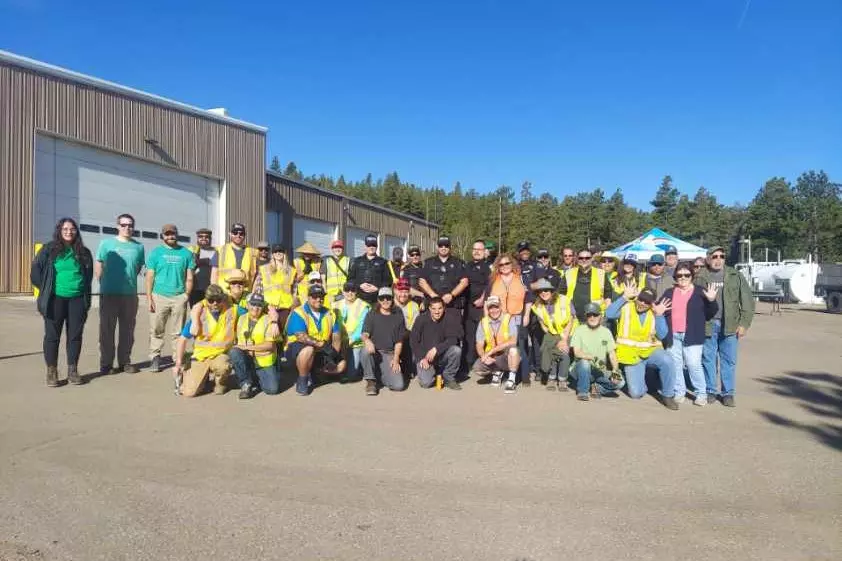 A group photo of all volunteers for Town Clean Up 2022